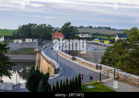 Der Malter-Damm ist ein zwischen 1908 und 1913 im Freistaat Sachsen in der Nähe der Stadt Malter errichteter Damm, der die Rote Weisseritz in seinem Staudamm einsperrt Stockfoto