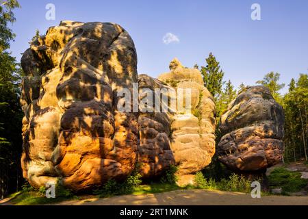 Der Kelchstein ist ein Pilzfelsen im Zittauer Gebirge bei Oybin in Sachsen und Teil des Kelchsteine-Naturdenkmals. Der Kelchstein ist es Stockfoto