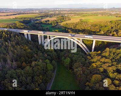 Die Seidewitztaler Brücke ist die größte Stahlbetonbogenbrücke Sachsens mit einer Bogenspannweite von 154 m. die Brücke hat eine Gesamtlänge von 568 m. Stockfoto