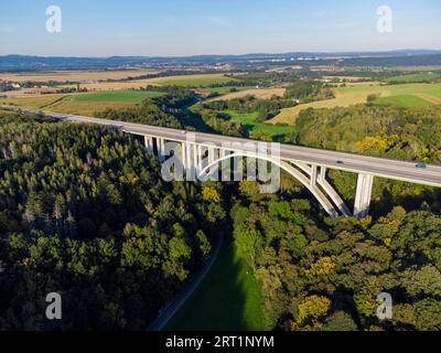 Die Seidewitztaler Brücke ist die größte Stahlbetonbogenbrücke Sachsens mit einer Bogenspannweite von 154 m. die Brücke hat eine Gesamtlänge von 568 m. Stockfoto