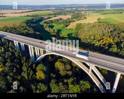 Die Seidewitztaler Brücke ist die größte Stahlbetonbogenbrücke Sachsens mit einer Bogenspannweite von 154 m. die Brücke hat eine Gesamtlänge von 568 m. Stockfoto