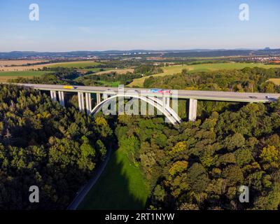 Die Seidewitztaler Brücke ist die größte Stahlbetonbogenbrücke Sachsens mit einer Bogenspannweite von 154 m. die Brücke hat eine Gesamtlänge von 568 m. Stockfoto