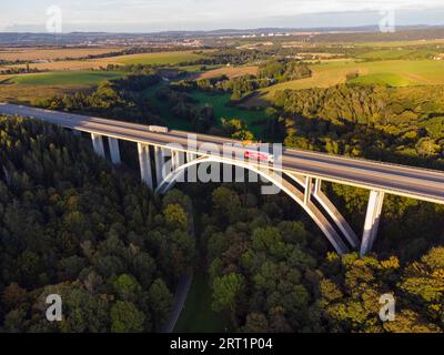 Die Seidewitztaler Brücke ist die größte Stahlbetonbogenbrücke Sachsens mit einer Bogenspannweite von 154 m. die Brücke hat eine Gesamtlänge von 568 m. Stockfoto