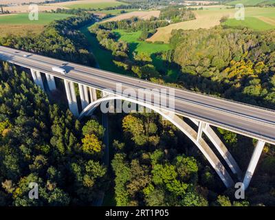 Die Seidewitztaler Brücke ist die größte Stahlbetonbogenbrücke Sachsens mit einer Bogenspannweite von 154 m. die Brücke hat eine Gesamtlänge von 568 m. Stockfoto