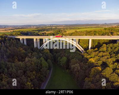 Die Seidewitztaler Brücke ist die größte Stahlbetonbogenbrücke Sachsens mit einer Bogenspannweite von 154 m. die Brücke hat eine Gesamtlänge von 568 m. Stockfoto