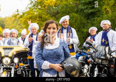 Die 17-jährige Bäckerlehrerin Lisa Zink ist Dresdens neues Stollen-Mädchen. Ihre Einweihung auf Schloss Eckberg wurde mit einer Bikerparade in gefeiert Stockfoto