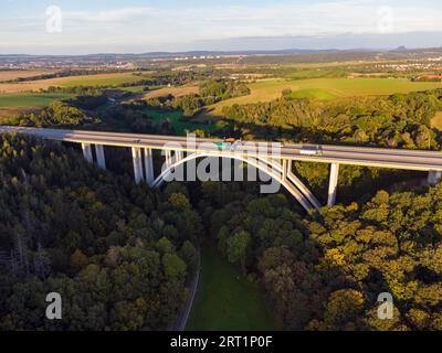 Die Seidewitztaler Brücke ist die größte Stahlbetonbogenbrücke Sachsens mit einer Bogenspannweite von 154 m. die Brücke hat eine Gesamtlänge von 568 m. Stockfoto