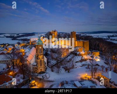 Schloss und Stadt Stolpen an einem Winterabend Stockfoto