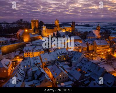 Schloss und Stadt Stolpen an einem Winterabend Stockfoto