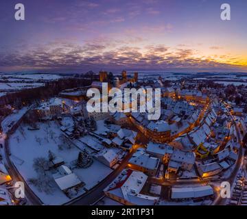 Schloss und Stadt Stolpen an einem Winterabend Stockfoto