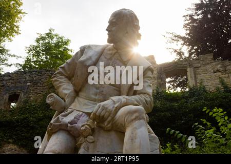 Shakespeare-Denkmal von Otto Lessing und die künstliche Ruine im Park am Fluss ILM Stockfoto