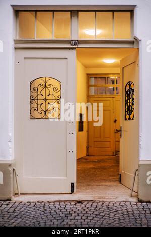 Die geöffnete vordere Klappe Stockfoto