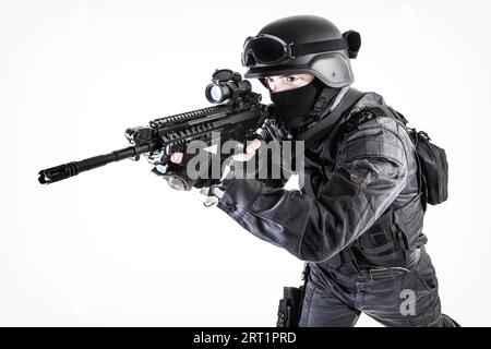 Sondereinsatzkommando SWAT in schwarzer Uniform Zielgewehr, Studiofoto Stockfoto