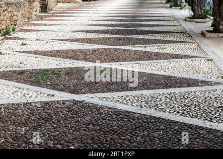 Straßengrundstück aus Steinen mit Rautenform als abstrakter Hintergrund in der Altstadt von Sciacca, Sizilien, Italien Stockfoto