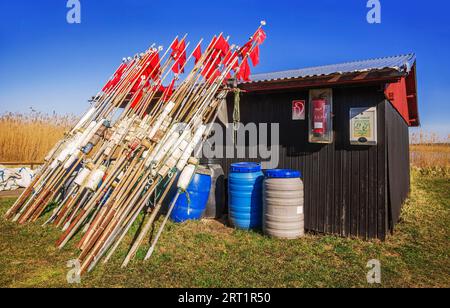 Utensilien für den Seeverkehr im Fischereihafen Stockfoto