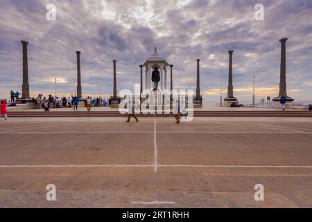 Place de la Republique mit Gandhi-Denkmal in Puducherry, Südindien bei Sonnenaufgang mit dramatischem Himmel Stockfoto