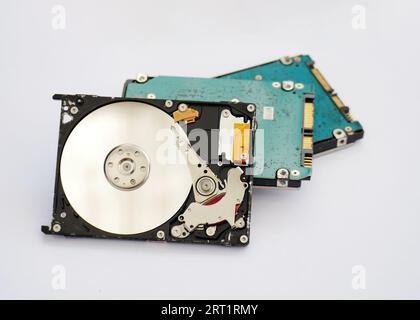 Detaillierte Ansicht der Innenseite eines Festplattenlaufwerks im weißen Hintergrund. HDD-Außenansicht. Speicherkonzept. Stockfoto