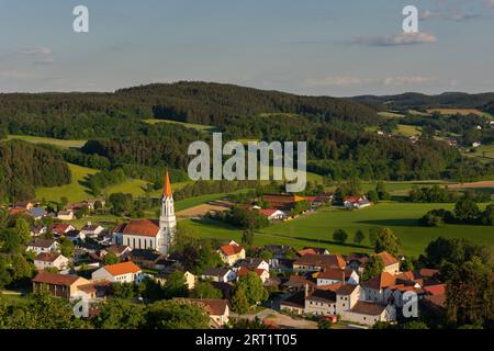 Blick über die Stadt Zell in der Oberpfalz, Bayern, Deutschland bei spätnachmittäglicher Sonneneinstrahlung Stockfoto