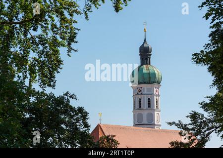 Stadt Dachau in Oberbayern, Turm St. Jakobskirche, blauer Himmel im Sommer Stockfoto