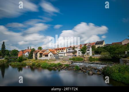 Biertor in Cham in der Oberpfalz, Bayern an einem sonnigen Sommertag mit Wolken am blauen Himmel Stockfoto