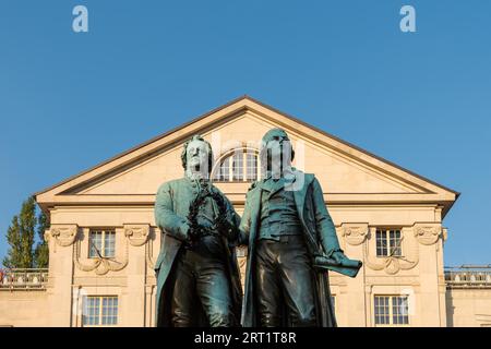 Goethe-Schiller-Denkmal in Weimar im Morgenlicht unter blauem Himmel Stockfoto