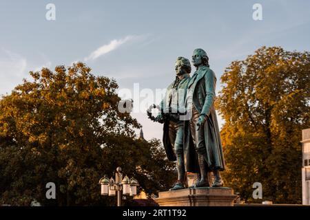 Goethe-Schiller-Denkmal in Weimar im Morgenlicht unter blauem Himmel Stockfoto