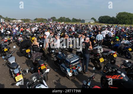 North Weald, Essex, Großbritannien. September 2023. Rund 2500 Motorradfahrer haben sich auf dem North Weald Airfield Base des Air Ambulance Helikopters versammelt, um Spenden für den Air Ambulance Service zu sammeln, bevor sie mit Polizeieskorte nach Harwich zu einer 60 Meilen langen Fahrt im Konvoi aufbrechen. Das Blue Knights International Law Enforcement Motorcycle Club England VII-Team aus Servierern und Ex-Service-Offizieren hat sich mit der Essex Police zusammengetan, um eine rollende Straßenblockbegleitung bereitzustellen. Die Fahrt wird voraussichtlich rund 250.000 £ für die Wohltätigkeitsorganisation sammeln Stockfoto