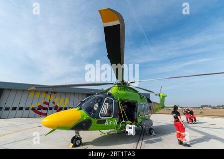 North Weald, Essex, Großbritannien. September 2023. Rund 2500 Motorradfahrer haben sich auf dem North Weald Airfield Base des Air Ambulance Helikopters versammelt, um Spenden für den Air Ambulance Service zu sammeln, bevor sie mit Polizeieskorte nach Harwich zu einer 60 Meilen langen Fahrt im Konvoi aufbrechen. Die Fahrt wird voraussichtlich rund 250.000 £ für die Wohltätigkeitsorganisation sammeln Stockfoto