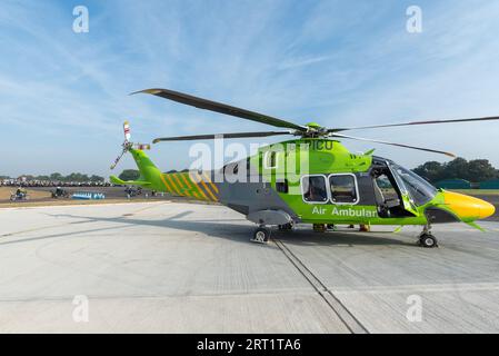 North Weald, Essex, Großbritannien. September 2023. Rund 2500 Motorradfahrer haben sich auf dem North Weald Airfield Base des Air Ambulance Helikopters versammelt, um Spenden für den Air Ambulance Service zu sammeln, bevor sie mit Polizeieskorte nach Harwich zu einer 60 Meilen langen Fahrt im Konvoi aufbrechen. Die Fahrt wird voraussichtlich rund 250.000 £ für die Wohltätigkeitsorganisation sammeln Stockfoto