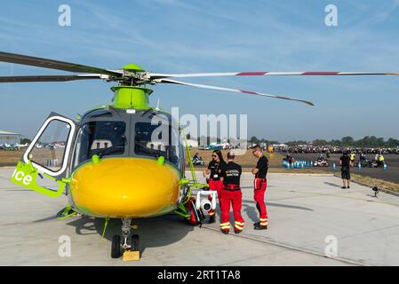 North Weald, Essex, Großbritannien. September 2023. Rund 2500 Motorradfahrer haben sich auf dem North Weald Airfield Base des Air Ambulance Helikopters versammelt, um Spenden für den Air Ambulance Service zu sammeln, bevor sie mit Polizeieskorte nach Harwich zu einer 60 Meilen langen Fahrt im Konvoi aufbrechen. Die Fahrt wird voraussichtlich rund 250.000 £ für die Wohltätigkeitsorganisation sammeln Stockfoto