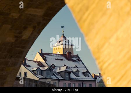 Der berühmte alte Rathausturm der bayerischen Stadt Regensburg am sonnigen Wintermorgen mit Schnee und Eis Stockfoto