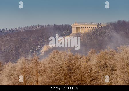 Walhalla-Denkmal in Donaustauf bei Regensburg und Donau an Klarer kalter Wintertag mit Sonne und Schnee Stockfoto