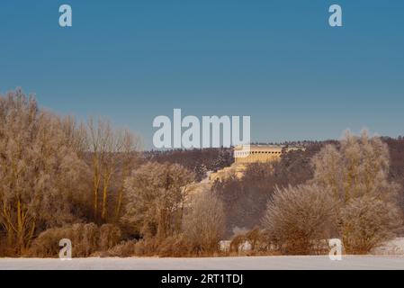 Walhalla-Denkmal in Donaustauf bei Regensburg und Donau an Klarer kalter Wintertag mit Sonne und Schnee Stockfoto