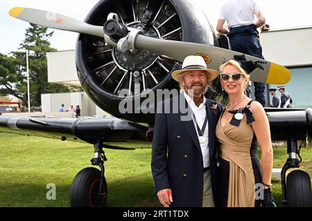 Noel Edmonds posiert mit seiner Frau Liz Davies, als er die Freddie March Spirit of Aviation-Ausstellung beim Goodwood Revival auf dem Goodwood Motor Circuit in West Sussex beurteilt. Bilddatum: Sonntag, 10. September 2023. Stockfoto