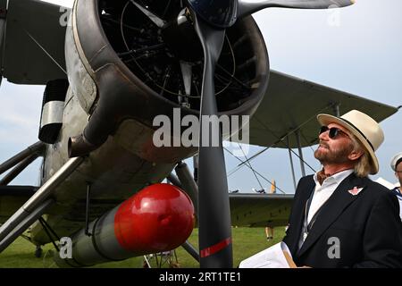 Noel Edmonds ist Juror der Freddie March Spirit of Aviation Ausstellung beim Goodwood Revival auf dem Goodwood Motor Circuit in West Sussex. Bilddatum: Sonntag, 10. September 2023. Stockfoto