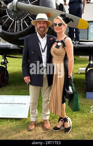 Noel Edmonds posiert mit seiner Frau Liz Davies, als er die Freddie March Spirit of Aviation-Ausstellung beim Goodwood Revival auf dem Goodwood Motor Circuit in West Sussex beurteilt. Bilddatum: Sonntag, 10. September 2023. Stockfoto