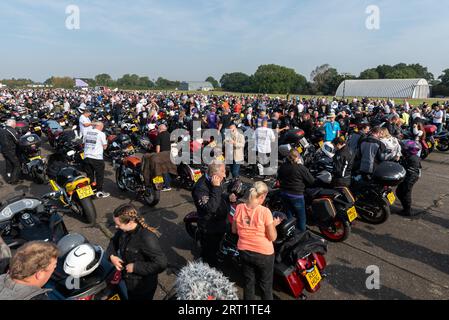 North Weald, Essex, Großbritannien. September 2023. Rund 2500 Motorradfahrer haben sich auf dem North Weald Airfield Base des Air Ambulance Helikopters versammelt, um Spenden für den Air Ambulance Service zu sammeln, bevor sie mit Polizeieskorte nach Harwich zu einer 60 Meilen langen Fahrt im Konvoi aufbrechen. Das Blue Knights International Law Enforcement Motorcycle Club England VII-Team aus Servierern und Ex-Service-Offizieren hat sich mit der Essex Police zusammengetan, um eine rollende Straßenblockbegleitung bereitzustellen. Die Fahrt wird voraussichtlich rund 250.000 £ für die Wohltätigkeitsorganisation sammeln Stockfoto