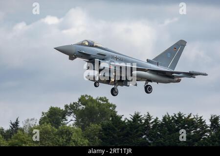 Deutsche Luftwaffe - Eurofighter Typhoon EF2000, Ankunft bei der RAF Fairford, um im Royal International Air Tattoo 2023 zu parken. Stockfoto