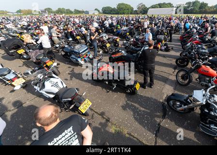 North Weald, Essex, Großbritannien. September 2023. Rund 2500 Motorradfahrer haben sich auf dem North Weald Airfield Base des Air Ambulance Helikopters versammelt, um Spenden für den Air Ambulance Service zu sammeln, bevor sie mit Polizeieskorte nach Harwich zu einer 60 Meilen langen Fahrt im Konvoi aufbrechen. Das Blue Knights International Law Enforcement Motorcycle Club England VII-Team aus Servierern und Ex-Service-Offizieren hat sich mit der Essex Police zusammengetan, um eine rollende Straßenblockbegleitung bereitzustellen. Die Fahrt wird voraussichtlich rund 250.000 £ für die Wohltätigkeitsorganisation sammeln Stockfoto