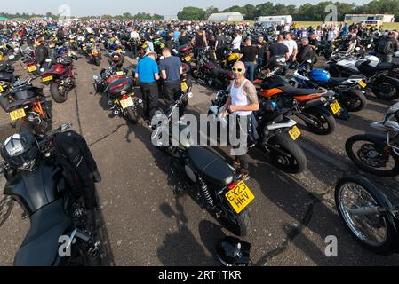 North Weald, Essex, Großbritannien. September 2023. Rund 2500 Motorradfahrer haben sich auf dem North Weald Airfield Base des Air Ambulance Helikopters versammelt, um Spenden für den Air Ambulance Service zu sammeln, bevor sie mit Polizeieskorte nach Harwich zu einer 60 Meilen langen Fahrt im Konvoi aufbrechen. Das Blue Knights International Law Enforcement Motorcycle Club England VII-Team aus Servierern und Ex-Service-Offizieren hat sich mit der Essex Police zusammengetan, um eine rollende Straßenblockbegleitung bereitzustellen. Die Fahrt wird voraussichtlich rund 250.000 £ für die Wohltätigkeitsorganisation sammeln Stockfoto