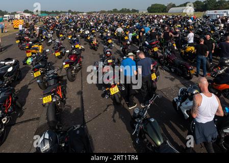 North Weald, Essex, Großbritannien. September 2023. Rund 2500 Motorradfahrer haben sich auf dem North Weald Airfield Base des Air Ambulance Helikopters versammelt, um Spenden für den Air Ambulance Service zu sammeln, bevor sie mit Polizeieskorte nach Harwich zu einer 60 Meilen langen Fahrt im Konvoi aufbrechen. Das Blue Knights International Law Enforcement Motorcycle Club England VII-Team aus Servierern und Ex-Service-Offizieren hat sich mit der Essex Police zusammengetan, um eine rollende Straßenblockbegleitung bereitzustellen. Die Fahrt wird voraussichtlich rund 250.000 £ für die Wohltätigkeitsorganisation sammeln Stockfoto