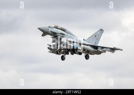 Royal Air Force - Eurofighter EF-2000 Typhoon T.3 ZK383 von No.12R Squadron, Ankunft bei RAF Fairford, um im RIAT 2023 parken zu können. Stockfoto