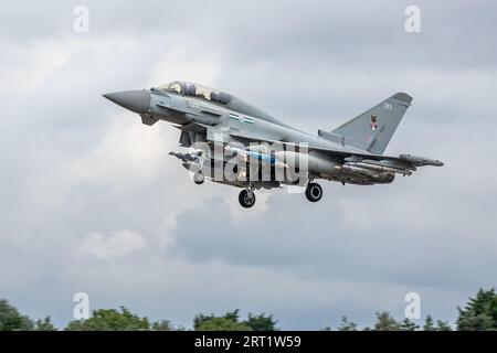 Royal Air Force - Eurofighter EF-2000 Typhoon T.3 ZK383 von No.12R Squadron, Ankunft bei RAF Fairford, um im RIAT 2023 parken zu können. Stockfoto