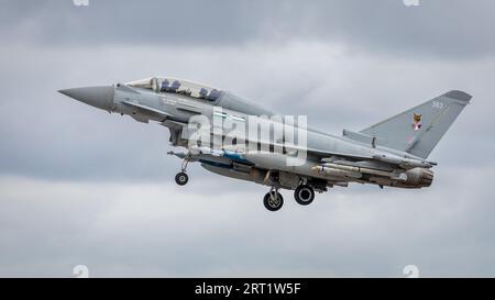 Royal Air Force - Eurofighter EF-2000 Typhoon T.3 ZK383 von No.12R Squadron, Ankunft bei RAF Fairford, um im RIAT 2023 parken zu können. Stockfoto