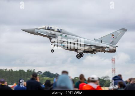 Royal Air Force - Eurofighter EF-2000 Typhoon T.3 ZK383 von No.12R Squadron, Ankunft bei RAF Fairford, um im RIAT 2023 parken zu können. Stockfoto