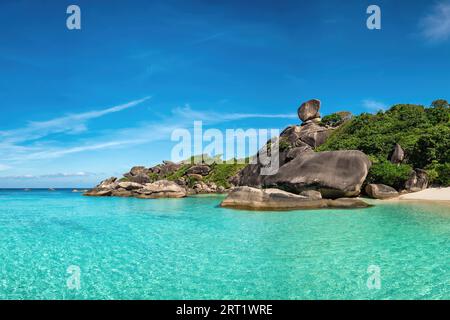 Tropische Inseln mit blauem Meerwasser und weißem Sandstrand auf Similan Islands mit berühmtem Sail Rock, Phang Nga Thailand Naturlandschaft Stockfoto