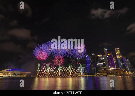Singapur Feuerwerk zeigt Countdown Feier in Marina Bay, bunte Silvester Feuerwerk Stockfoto
