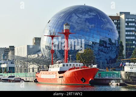 Kaliningrad, Russland, 30. September 2020: Der schwimmende Leuchtturm Irbensky steht auf der Straße des Weltmeermuseums Peter der große Stockfoto