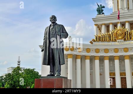 Moskau, Russland, 25. august 2020: Hauptpavillon und Denkmal für Lenin am VDNH. Die Ausstellung der Errungenschaften der nationalen Wirtschaft ist ein ständiger General Stockfoto