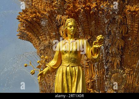 Moskau, Russland, 25. august 2020: Fragment eines Brunnens Freundschaft der Völker mit goldenen Statuen, dem Hauptbrunnen und einem der Hauptsymbole von Stockfoto